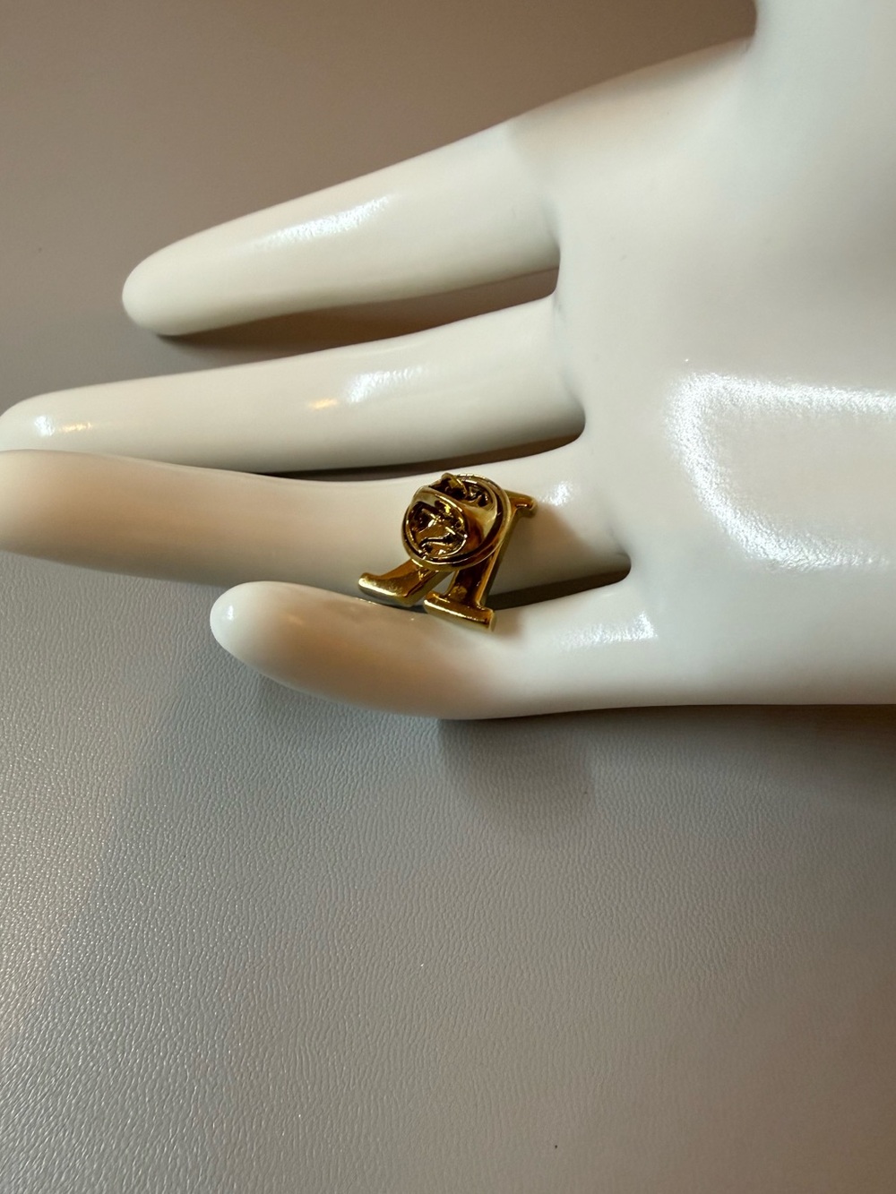 Gold Tone Letter R Pin - Picture 2 of 3